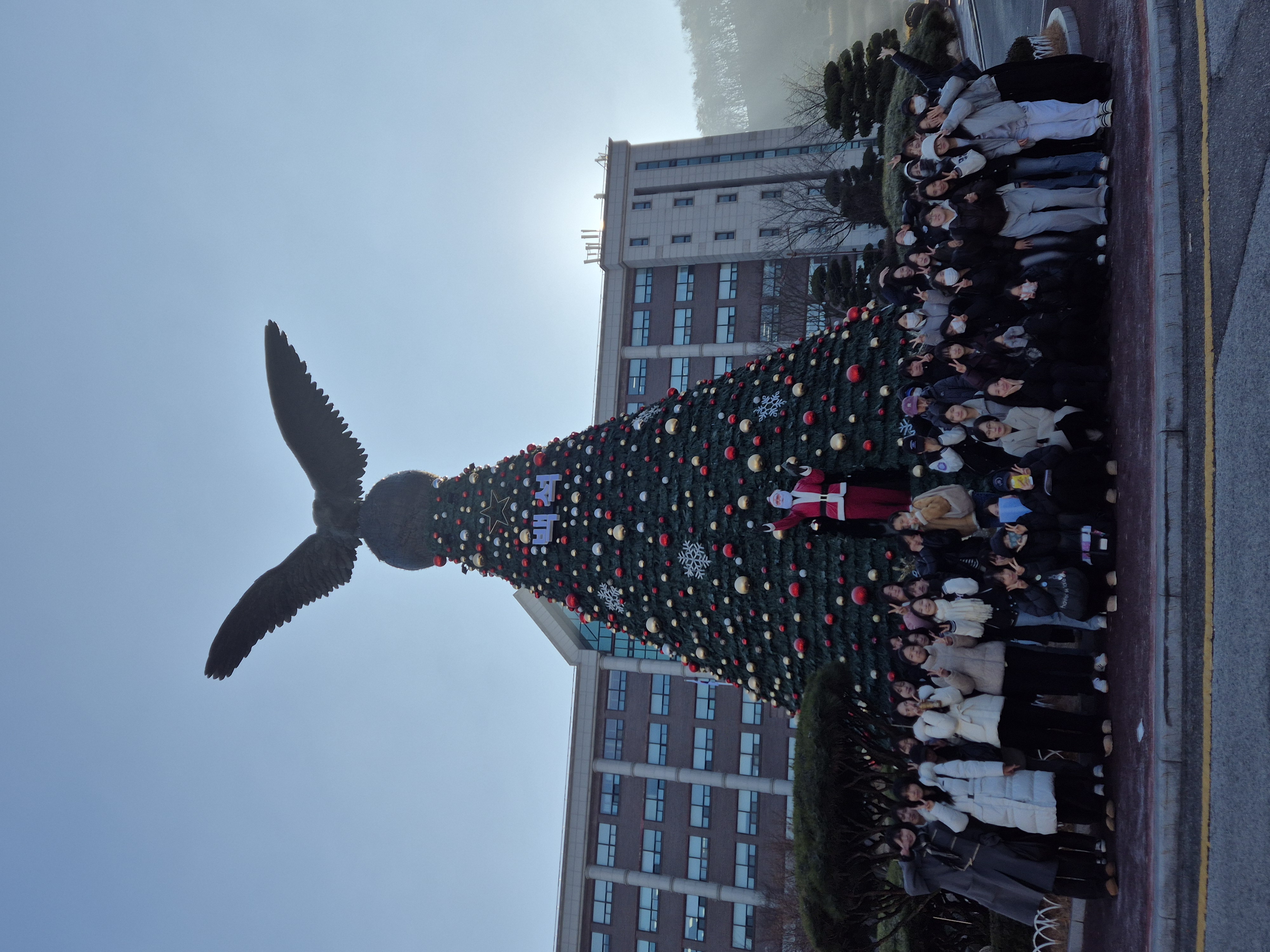 교내 성탄 트리 앞에서 재학생들과 함께 2번째 첨부파일 이미지