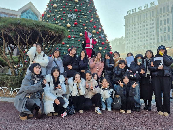 교내 성탄 트리 앞에서 재학생들과 함께 대표이미지