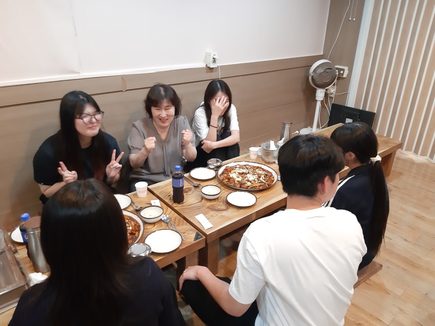 "밥 한 끼로 가까워진 교수님과 학생들, 사제 간 소통 만찬!" 1번째 첨부파일 이미지