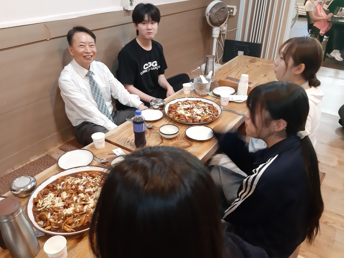 "밥 한 끼로 가까워진 교수님과 학생들, 사제 간 소통 만찬!" 2번째 첨부파일 이미지