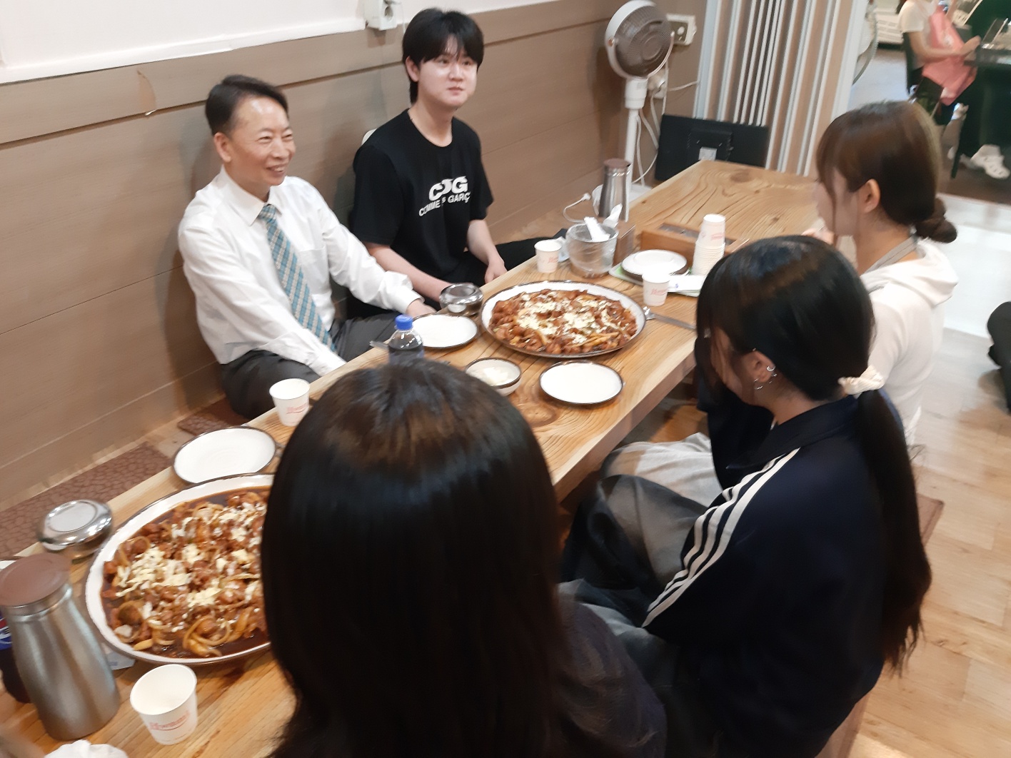 "밥 한 끼로 가까워진 교수님과 학생들, 사제 간 소통 만찬!" 3번째 첨부파일 이미지