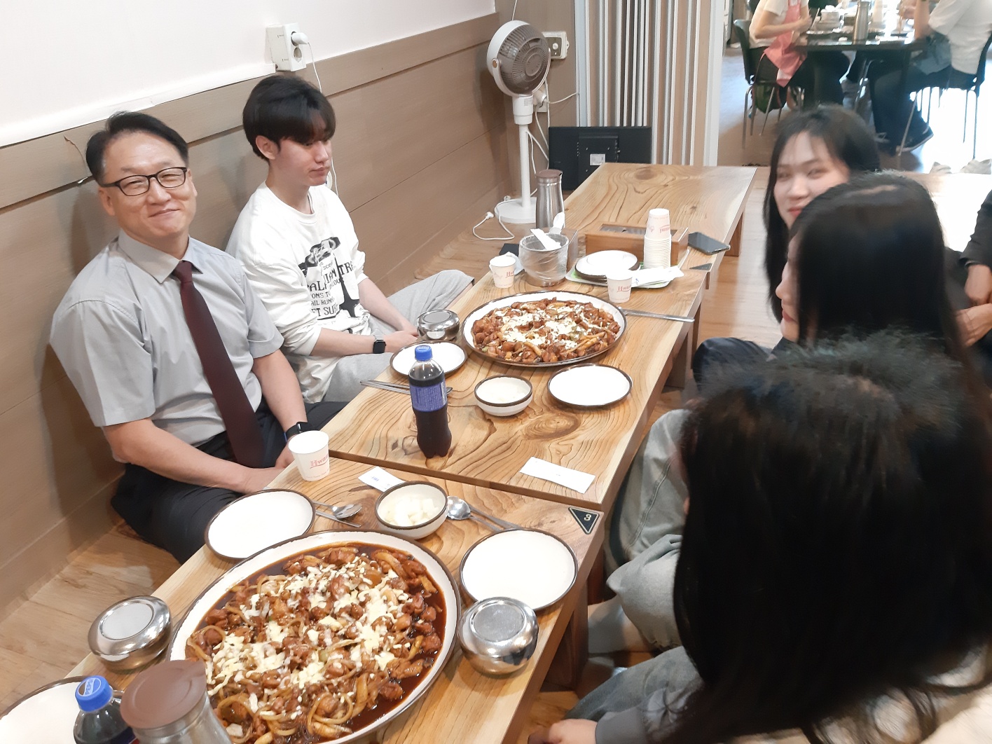 "밥 한 끼로 가까워진 교수님과 학생들, 사제 간 소통 만찬!" 4번째 첨부파일 이미지