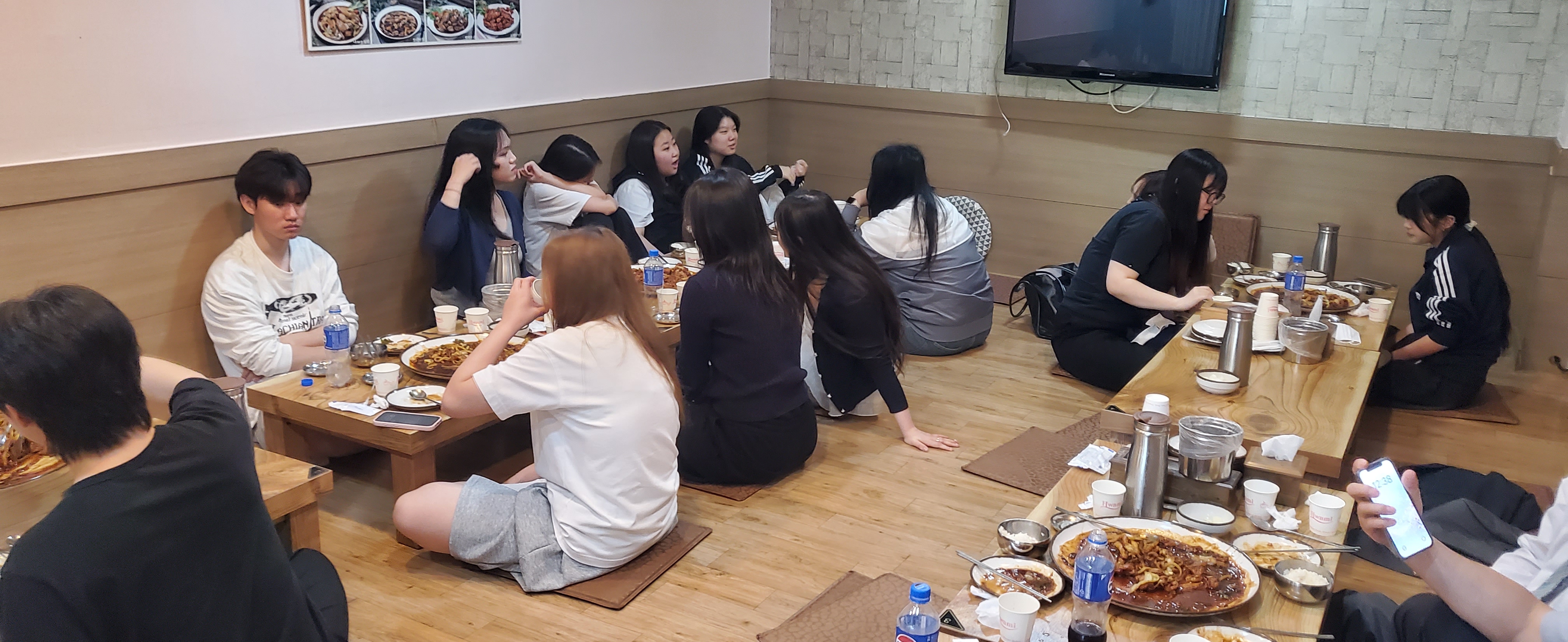 "밥 한 끼로 가까워진 교수님과 학생들, 사제 간 소통 만찬!" 6번째 첨부파일 이미지