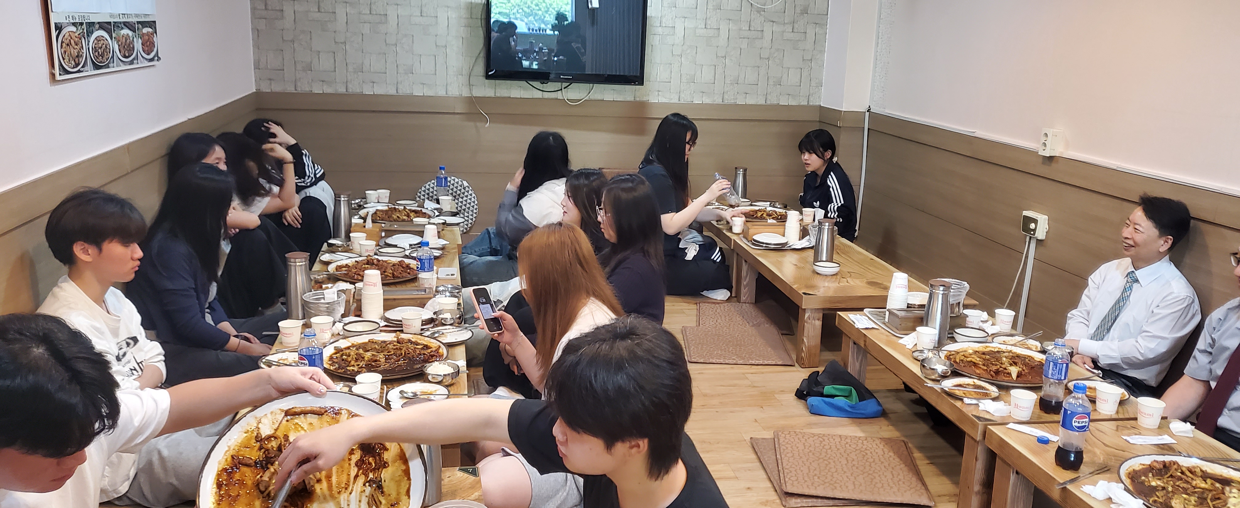 "밥 한 끼로 가까워진 교수님과 학생들, 사제 간 소통 만찬!" 7번째 첨부파일 이미지