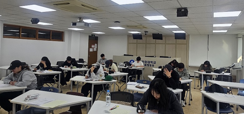 “각자 종이 위에서 싸우는 중입니다.” 1번째 첨부파일 이미지