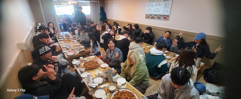 지도교수님과 함께한 점심식사~~다들 표정이 ㅋㅋ 1번째 첨부파일 이미지