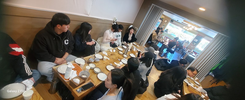 지도교수님과 함께한 점심식사~~다들 표정이 ㅋㅋ 4번째 첨부파일 이미지