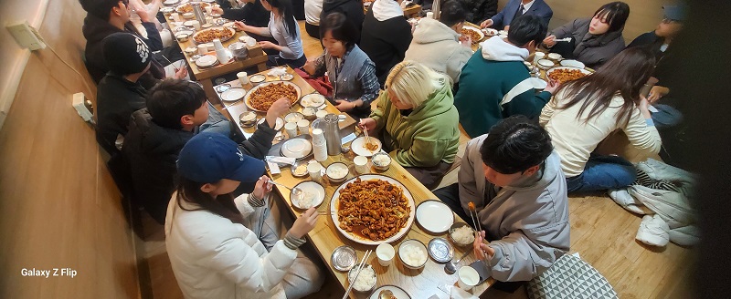 지도교수님과 함께한 점심식사~~다들 표정이 ㅋㅋ 6번째 첨부파일 이미지