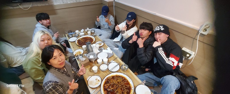 지도교수님과 함께한 점심식사~~다들 표정이 ㅋㅋ 7번째 첨부파일 이미지