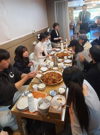 지도교수님과 함께한 점심식사~~다들 표정이 ㅋㅋ 9번째 첨부파일 이미지