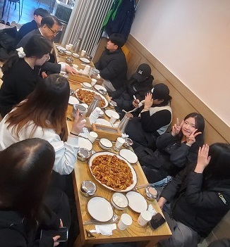 지도교수님과 함께한 점심식사~~다들 표정이 ㅋㅋ 10번째 첨부파일 이미지