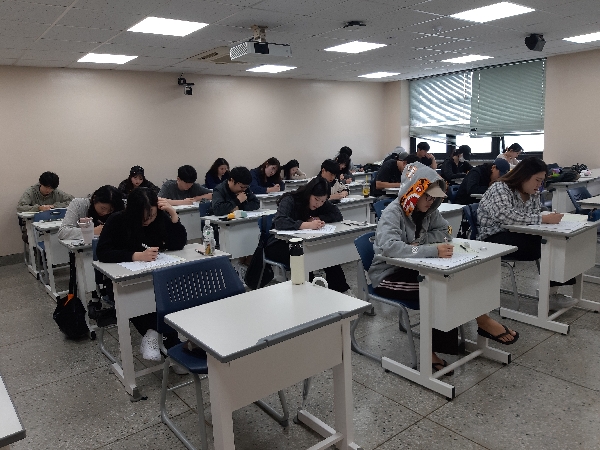 “숨소리도 조심스러운 그 순간... 모의고사와의 한판 승부!” 대표이미지