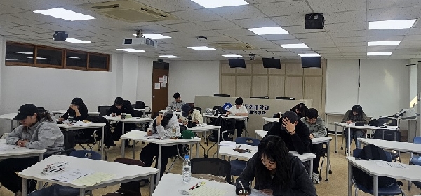 “각자 종이 위에서 싸우는 중입니다.” 대표이미지