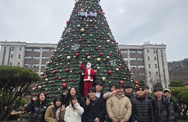 독수리탑 성탄트리 앞에서 대표이미지